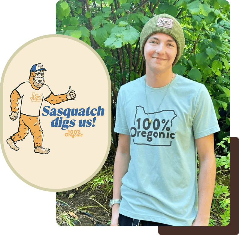A man wearing a hat and shirt with the words " sasquatch digs us !" on it.
